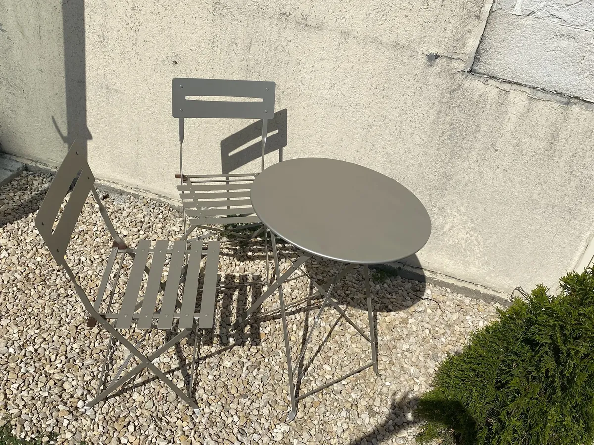 Table et chaises de jardin en métal thermolaquées gris clair